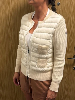 Moncler Cardigan  - Storlek M, Jag är 172cm