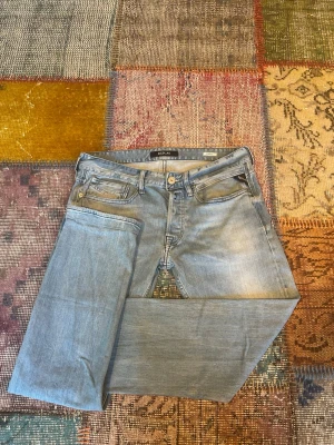 Replay newbill - Säljer ett par riktigt schyssta jeans från Replay i modellen newbill w30 L34. Innerben-75cm,  benöppning-18cm, midja-41cm. Tveka inte på att höra av dig vid frågor🙌