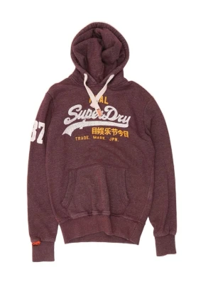 Vinröd Superdry hoodie - Säljer en vinröd hoodie från Superdry med stor logga och japansk text på bröstet, samt siffran 87 på ärmen. Hoodien har huva med vita snören och en stor magficka. storlek S
