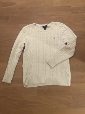 Vit Ralph lauren tröja  - Vit Ralph lauren tröja i storlek 14-16. Den är i bra skick men det finns en liten fläck på ärmen