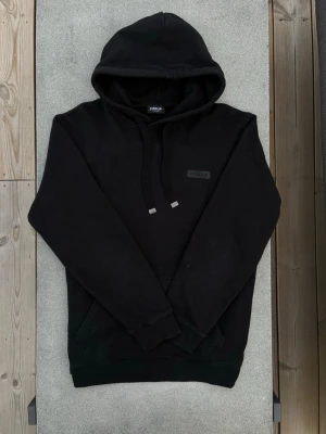 Dondup Hoodie - Hej! Säljer nu denna väldigt snygga och sällsynta Dondup Hoodie! Storlek L, Sällsynt model som inte längre säljs i butik! Ny pris= 4000 kr, Perfekt hoodie nu tilll hösten