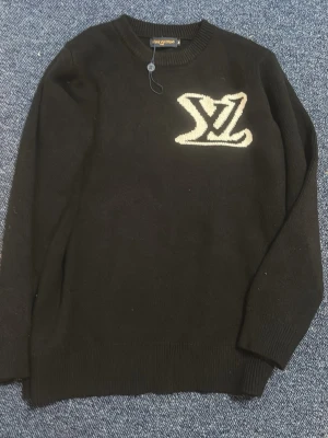 Det är en helt ny tjock LV sweater  - Det är en helt ny tjock LV sweater
