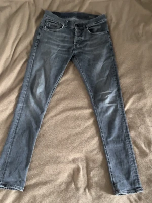 Dondup jeans George  - Säljer nu mina dondup jeans i modellen George. De är i storlek 32 och passar perfekt nu till hösten. De är i ett bra skick och hör av er om ni har funderingar!