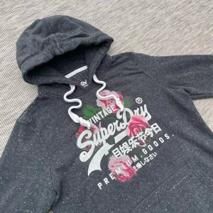 Vintage superdry hoodie - Säljer nu denna riktigt snygga vintage superdry hoodie!🙌 Storlek: EU 42 - Är som en S ungifär👏 Skick: 9/10🌟 Hör gärna av er om ni har några frågor eller funderingar!🤗