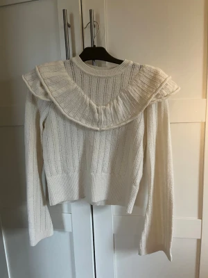 Stickad tröja - Säljer denna stickade tröjan från Lindex då den inte längre kommer till användning! Jättefin och perfekt till hösten 🍂 (pris kan diskuteras vid snabbt köp)