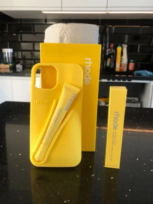 Rhode skal + lipgloss - Färg: limintini passar iphone 13 , 14  och 15 helt nytt & oanvänt! 