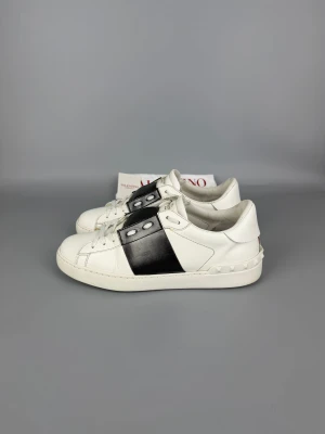 Valentino Open Sneaker Metallic Black | 40 - Välvårdade sneakers i metallic svart, storlek 40. Dustbag och Valentino-kort ingår.