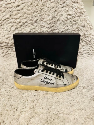 Yves Saint Laurent Sneakers - | Skick: 8/10 | Färg: Silver/grå | Inklideras: Enbart skorna | 