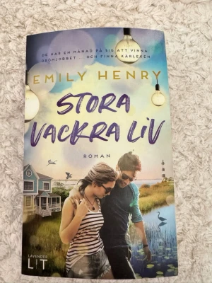 Stora vackra liv av Emily Henry - En romantisk roman av Emily Henry. Boken är på svenska och perfekt för dig som gillar feelgood och kärlekshistorier.