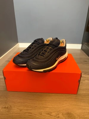 Nike Air Max 97 marinblå sneakers - Säljer ett par Nike Air Max 97 sneakers i marinblått 👟 I skorn står det 44,5 men eftersom Air Max 97 är små i storleken så passar dem ifall man har storlek 43📏! Skorna är använda fåtal gånger och är i mycket bra skick!✅ skriv vid funderingar!✅ Postar inom 24h!🚚📦