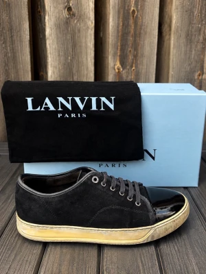 Lanvin Cap Toe UK8 - Lanvin Cap Toe Sneakers  👟 Storlek: UK 8 / EU 42 ✨ Skick: 8,5/10 – Insida häl har slitage 📦 Tillbehör: Originalbox, dustbags 💰 Nypris: ca 5 200 kr ✅ 100 % autentiska