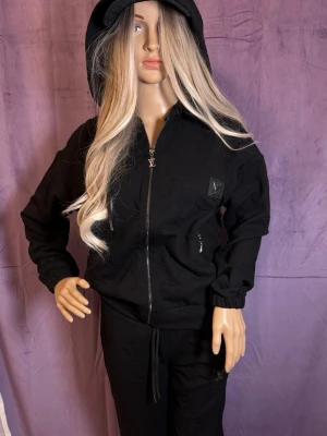 Svart hoodie  - . Perfekt för en avslappnad och trendig look.