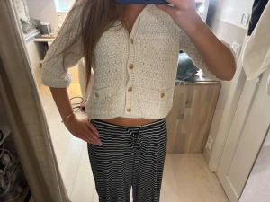 Beige trekvarts kofta - Jättefin beige trekvartsärmad kofta med gulddetaljer