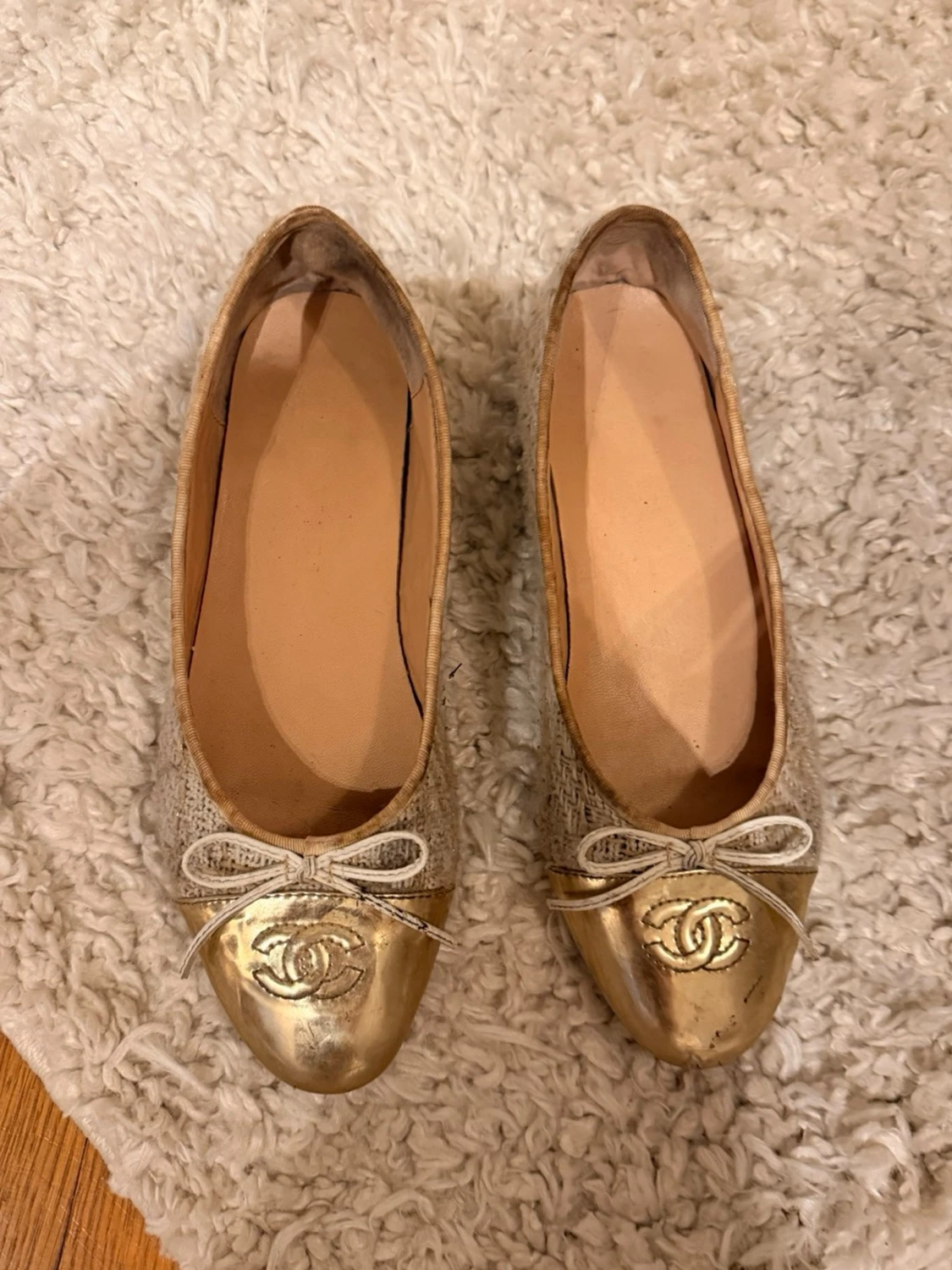Guldiga ballerinaskor från Chanel - 1