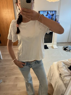 Vit T-shirt  - Kommer sälja denna fina T-shirt på min plick liveshow söndag 23/8 19:00 där man kommer se plagget närmare 💌
