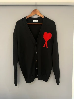 Svart cardigan från Ami Paris - Svart cardigan/kofta från Ami paris. Storlek M men passar som S. Köpt ny på plick för ett tag sen men kommer inte till användning