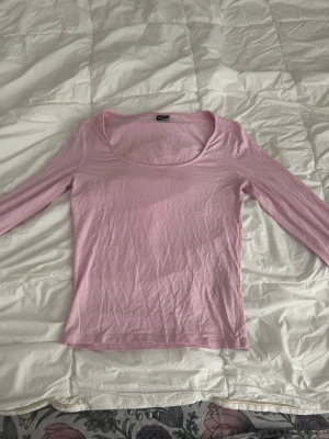 Tunn långärmad tröja - En jätteskön långärmad tröja från Gina tricot. Passar perfekt under en stickad tröja eller bara som den är till vardags💞