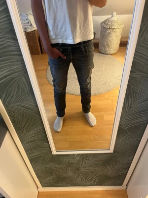 Replay jeans - Säljer ett par mörkblåa jeans från replay i passform slimfit. Jeansen är storlek 28/30 och har inga defekter eller sådant.