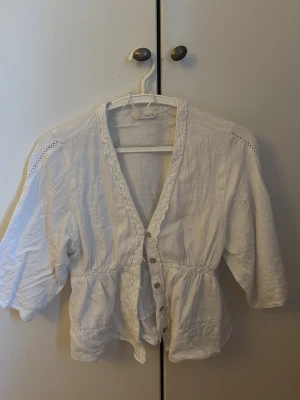 Vit blus med spetsdetaljer - Söt vit blus med knappar framtill, superfin när man vill klä upp sig lite extra. Säljer då den är för liten💓