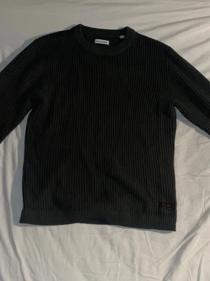 Mörkgrön ribbstickad tröja - Säljer en mörkgrön ribbstickad tröja från Jack&Jones i storlek S, men sitter bra på M också. Inga skador eller defakter.
