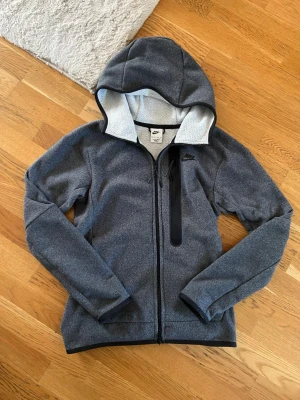 Grå hoodiejacka från Nike - Varm luftöja från nike. Storlek XS men passar S också