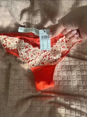 Intimissimi trosor med etikett kvar  - ALDRIG ANVÄNDA⚠️. Helt nya intimissimi trosor i en färg som inte säljs i Sverige. Färgen är korall/orange.  Nypris är 210kr