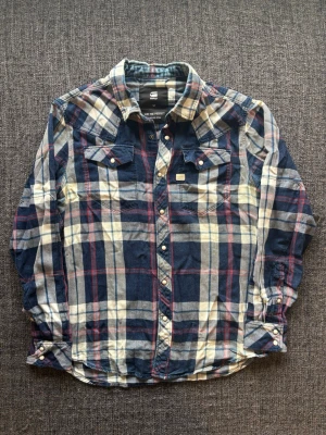 Review flanellskjorta ~ vintage  - Säljer nu denna Review flanellskjorta | st M ~ 175–185cm | passar perfekt nu till kyligare dagar! Modellen produceras inte längre och är därav mycket eftertraktad | kan även gå ner lite i pris vid snabb affär🍁🫶
