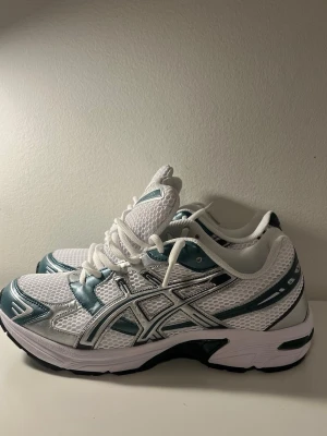 Asics Gel 1130 Grönvita - Säljer dessa helt nya skor från asics som köptes innan sommaren men aldrig kom till någon användning. Skorna är helt nya och är bara prövade ✅. Vill få bort de så snabbt som möjligt så är öppen till förhandling över priset 😃