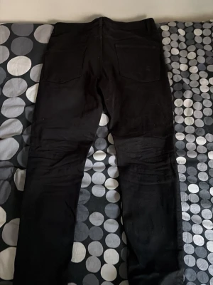 Svarta slim fit jeans - Vanliga svarta Jeans som sitter bra, inget konstigt. Strlk 30W 32L