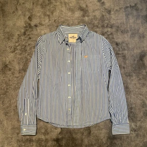 Hollister skjorta  - 👕Plagg : Skjorta                                                                               👕Märke : Hollister                                                                                      📏 Storlek : L                                                                                     ✨ Skick : Väldigt bra                                                                          🧍‍♂️Modellen är 180cm