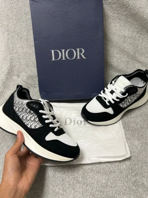 D skor  - Kom privat för mer info 