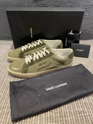 Saint Laurent skor (nya) - Hej, säljer nu dessa svin snygga saint Laurent skor. Skorna är i nytt skick!  Begränsat antal boxar och dustbag. Hör av dig vid frågor.