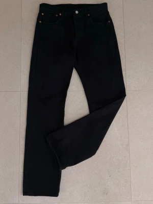 Levi’s 501 jeans - Svarat jeans från Levi’s i den populära modellen 501 jeansen är i utmärkt skick och i storlek W32 L32