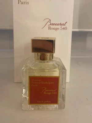 Baccarate Rouge 540 - Typ oanvänd - fick i present men var inte min typ av doft.   70ml.  Nypris:3000kr