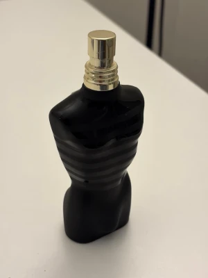 Jean Paul Gaultier Le Male Le ParfumEau de Parfum Intense 75 ml - Inköpt slutet av 2023 och knappt använd. Det är cirka 70 ml kvar och jag har även kvar kvittot. 75 ml flaska. Har tyvärr ej kvar förpackningen