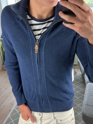 Stickad Zip Tröja Mörkblå - Väldigt snygg tröja! Mått: A:48 B:49 C:44 D:64 (cm) Skriv vid fundering!😇🙌