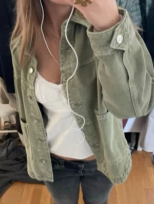 Grön overshirt från ZARA - Snygg overshirt i ljusgrönt från ZARA. Modellen har en avslappnad passform, stora framfickor och tryckknappar framtill. Säljer en till eftersom jag har två hemma fast att denna är lite större  i storlek S/M 💕Inprincip aldrig använd!!!