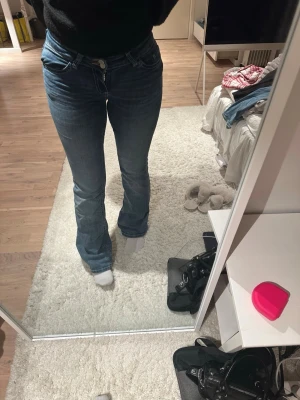 Mörkblå jeans Nelly  - Jätte fina och sköna jeans ifrån Nelly sparsamt använda 