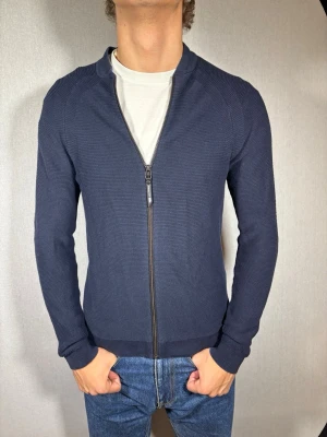 Denim Tom Tailor kofta XS - Hej och välkommen till byTorén. Detta är en kofta från Denim Tom Tailor i storlek S men sitter som XS. Modell på bild är ca 182, 67kg. Plagget är i bra skick utan några defekter. Tveka inte på att höra av dig, även om det skulle vara minsta lilla;) 