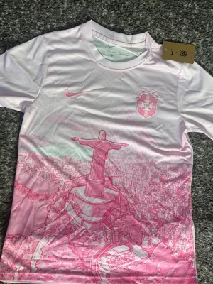 Nike Brazil Football Jersey Pink - Aldrig använd ✔️, Storlek M ✔️, Kommer med tags 🏷, Skickas inom 1 dag 🚀, kontakta gärna för mer info ☺️