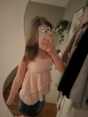 Ljusrosa volangtop - Supersöt ljusrosa topp från Gina Tricot i storlek XS. Toppen har justerbara band💞💞Priser kan diskuteras. ⚠️Skriv innan ni köper⚠️