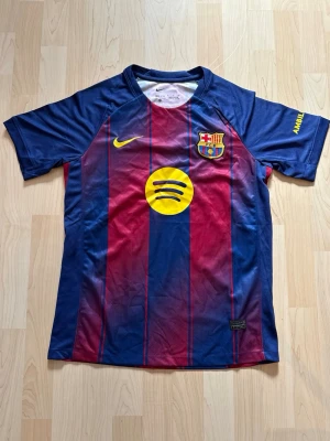 FC Barcelona Hemma Kit 2025/26 - Stilren fotbollströja i helt nytt skick. Tröjan är inte använd en endaste sekund.