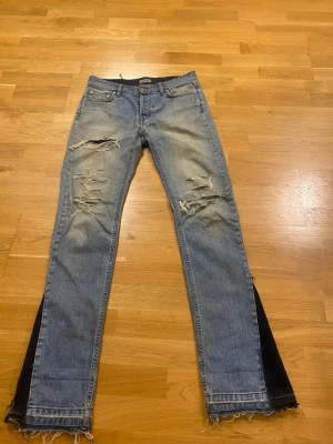 Desstressed flared jeans - Feta destressed flared jeans. Snabb affär 