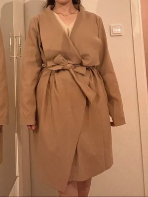 Kappa - Elegant och fin, mörkbeige/ ljusbrun kappa. Passar storlek M-L