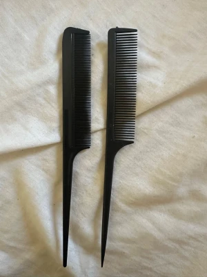 Svarta tuperingskammar i plast - Två svarta tuperingskammar med smala, spetsiga skaft och täta tänder. Perfekta för att skapa volym eller sektionera håret när du stylar. Tillverkade i tålig plast och har en klassisk, enkel design.
