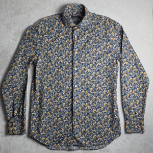 Matinique Blå/Orange Blommig Skjorta MATrostol BC4 Strl M - Stilren och färgstark skjorta från Matinique med tät blommig print i blått, orange och grått. Funkar lika bra uppklädd som casual och ger betydligt mer liv än en standardskjorta.  Storlek/passform: Storlek M Regular fit  Skick: Fint begagnat skick utan större anmärkningar.  Mått:  - Bröstbredd (armhåla till armhåla): ca 46 cm - Plagglängd: ca 74 cm - Axelbredd: ca 43 cm - Armlängd: ca 66 cm  Tycker du priset är för högt? Skicka ett prisförslag!