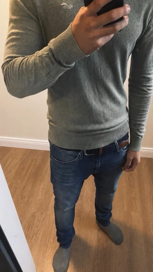 Hollister långärmad - Asfet Grön långärmad tröja från Hollister med logga vid bröstet⭐️⭐️💸. grisch och stilren look. Perfekt för dig som gillar enkel och snygg stil passar året runt👑. Storlek M//model 181cm 73 kg