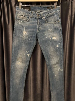 Dondup George  - Dondup George - skick 8/10, fint skick! - storlek 29/32 - sjuuuukt feta jeans men väldigt feta slitningar, sköna och sitter perfekt - modell George, vilket är skinny fit men passar slim fit - hör av er vid frågor!🙌