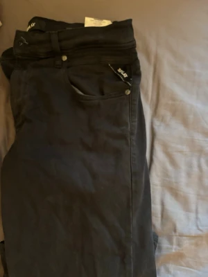 Svarta Replay Hyperflex jeans - Säljer ett par svarta Replay Hyperflex jeans, modell Grover. Jeansen har klassisk femficksdesign, smal passform och stretchigt material som ger extra komfort. Perfekta för dig som vill ha stilrena och bekväma jeans.