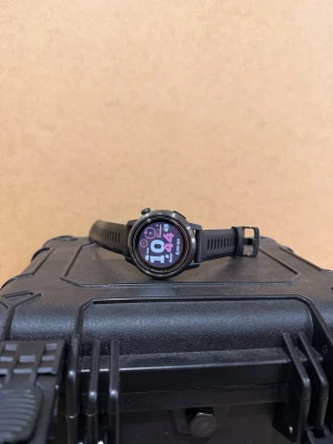 Coros Apex 46 mm Gen 1 - En Coros Apex smartwatch träningsklocka i mycket bra skick och fungerar som den ska. Passar bra till alla möjliga aktiviteter och sporter.   Ett alternativ till Garmin klockor som dessutom har hela 2 veckor till en månads batteritid. Visar även notiser från telefonen med mycket mera.   Medföljer ny laddare, låda med mera.